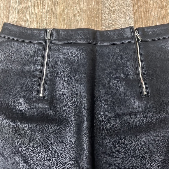 Zara Basic Black Faux Leather Mini Skirt with Zipper Detail - Size Small - Picture 2 of 7